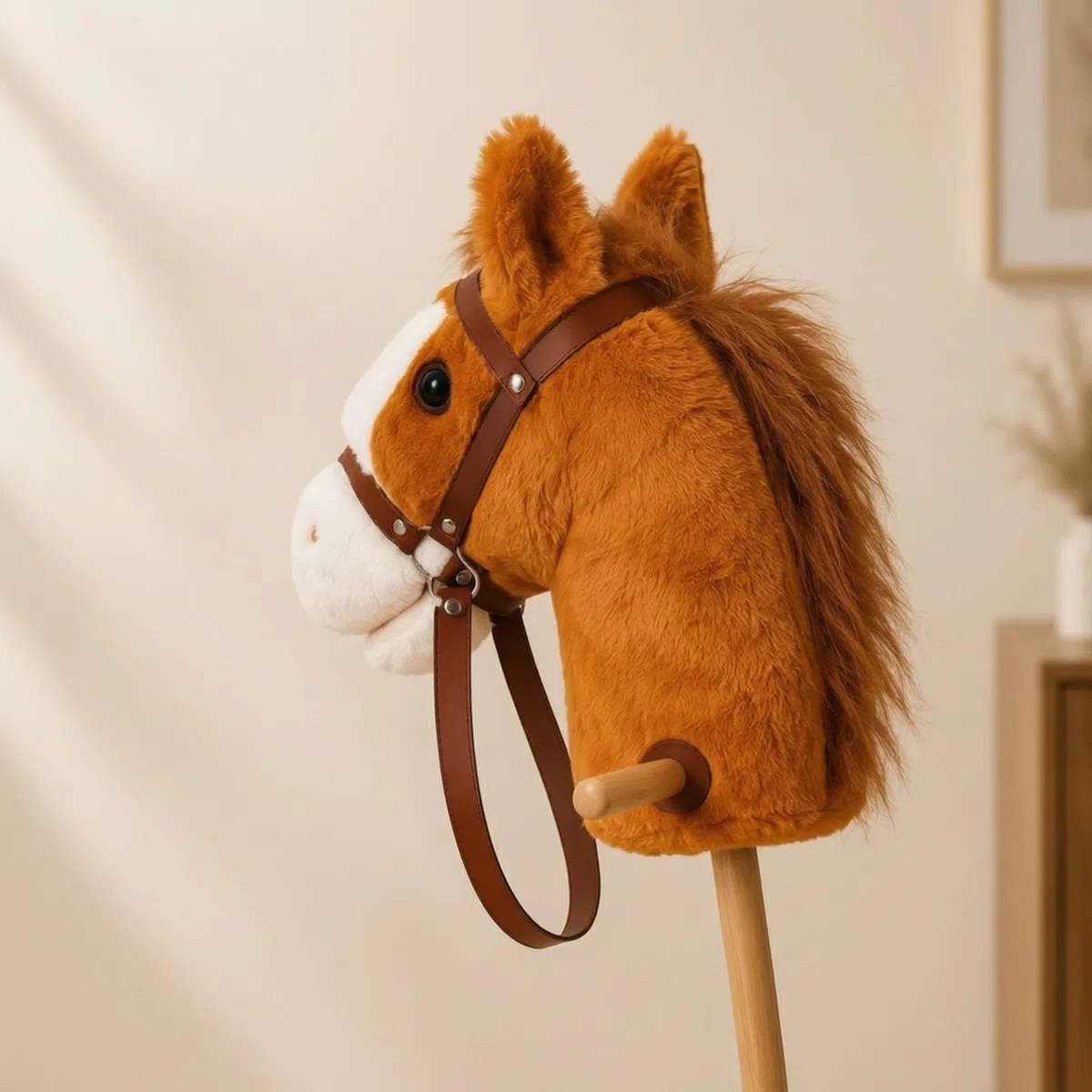Harilla Weich Steckenpferd mit Rollen | Stabiler Holzstab, Plüsch-Steckenpferd, kuschelweich, für Rollenspiele, Zimmer, Orange