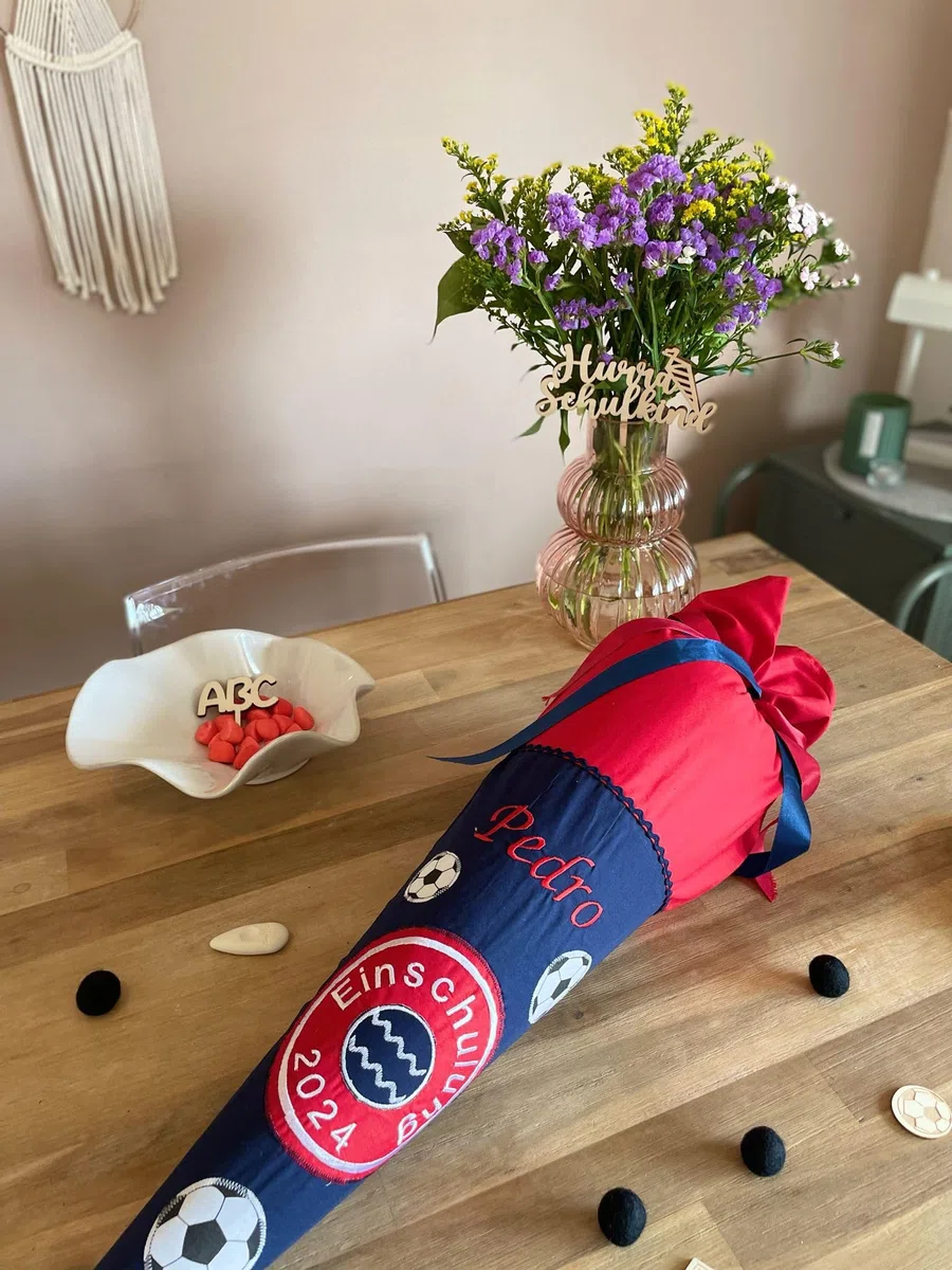 Glückspilz I Schultüte mit Namen personalisiert I FC Bayern München I Zuckertüte aus Stoff I mit Kissen I Rot